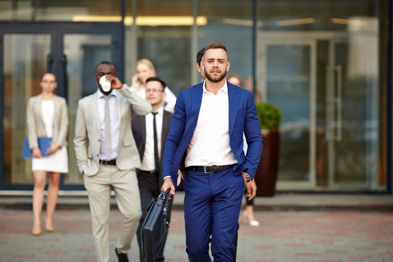 Motivierte und dankbare Büroangestellte mit individuellen Benefits