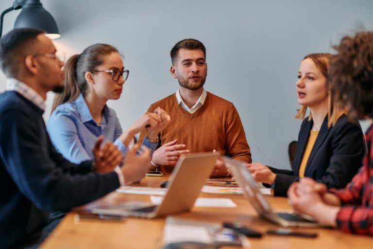 KMUs zwischen Inflation und Innovation - welche Herausforderungen warten 2025 auf die Entscheider? Und wie kann diesen begegnet werden?