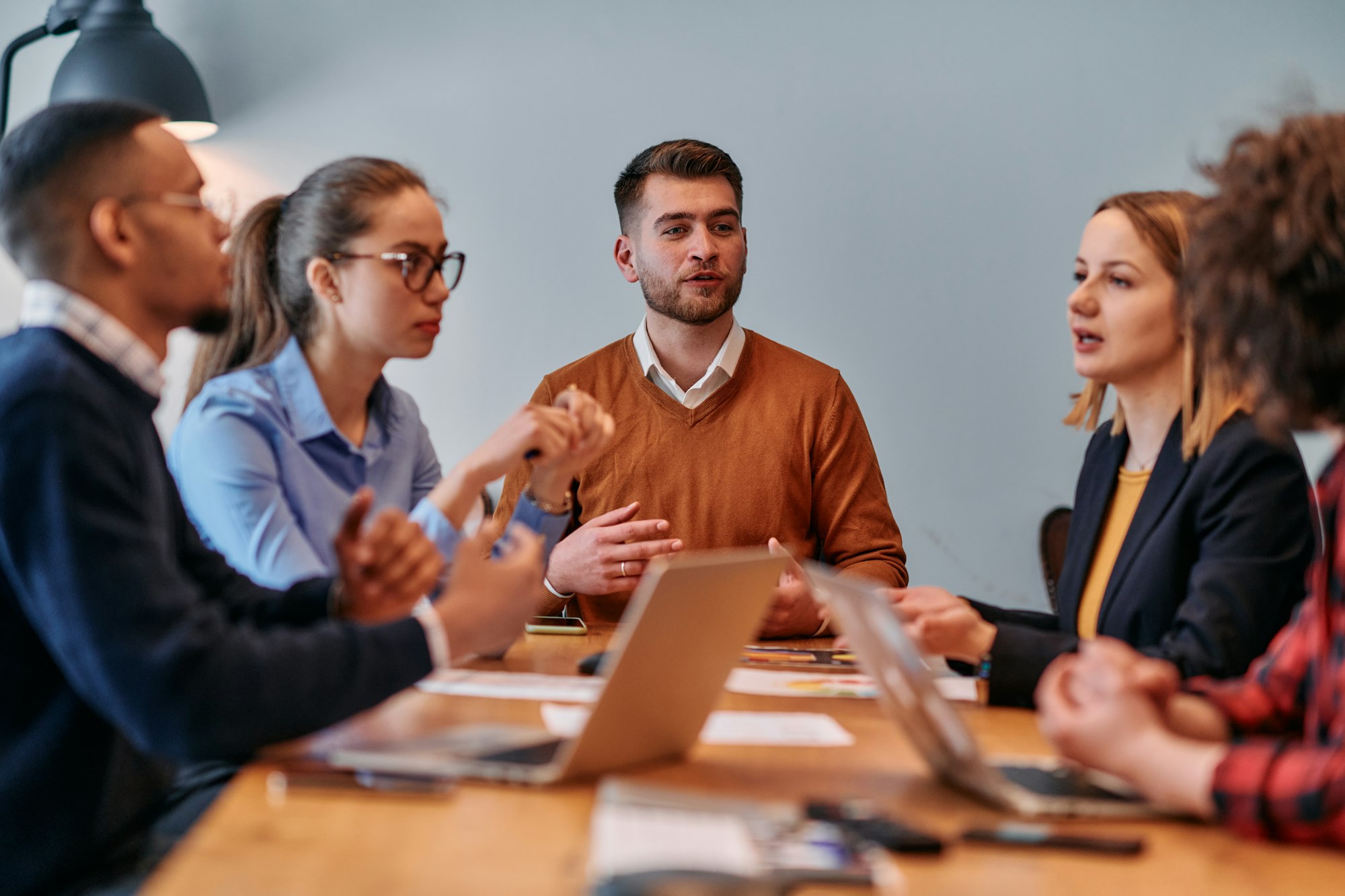 KMUs zwischen Inflation und Innovation - welche Herausforderungen warten 2025 auf die Entscheider? Und wie kann diesen begegnet werden?