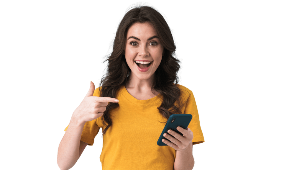 Frau zeigt auf ihr Smartphone mit der MakeMore App – Glücklich über die Vorteile der App